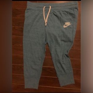 Bnwt Nike crops